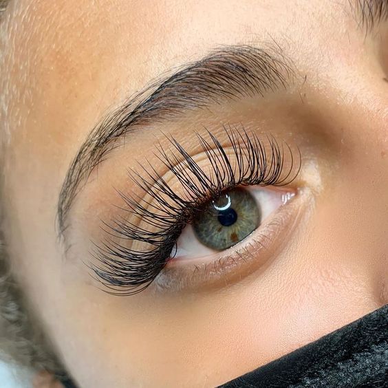 Tray of Classic Eyelash Extensions in Mixed Lengths from 8-15mm, D Curl, 0.15mm thickness, offering a variety of individual lashes for creating dramatic, voluminous lash looks with a strong curl.