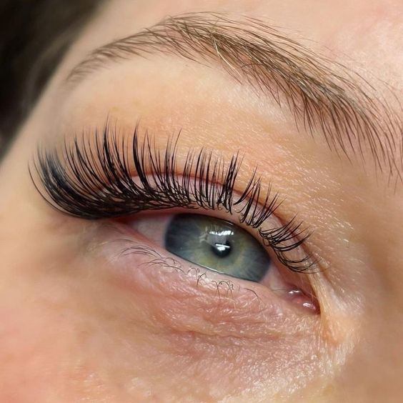 Tray of Classic Eyelash Extensions in Mixed Lengths from 8-15mm, B Curl, 0.15mm thickness, showcasing a variety of individual lashes for versatile and natural-looking lash enhancements.