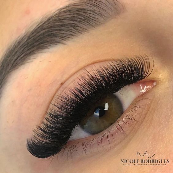 Tray of Russian Volume Eyelash Extensions in Mixed Lengths from 8-15mm, C Curl, 0.05mm thickness, featuring a variety of ultra-fine lashes for creating voluminous and dramatic lash looks.