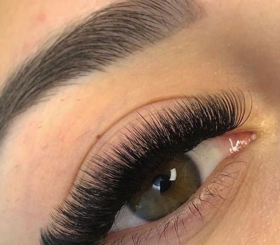 Tray of Russian Volume Lashes in C Curl with 0.05 mm thickness, showcasing ultra-fine, lightweight lashes ideal for creating dense, voluminous lash fans with a natural curl.